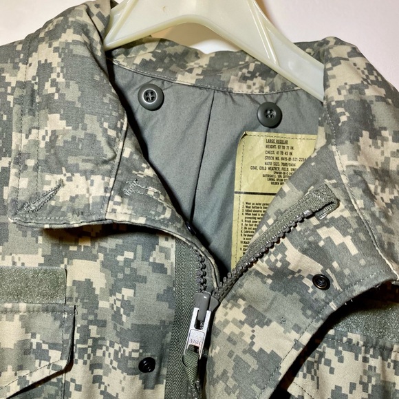 Men’s US Army issue ACU M-65 field jacket. Heavy material, like new. Never worn. - Picture 4 of 7